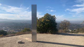 Aparece un tercer monolito en una montaña de California